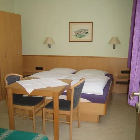 Rotes Ross Otel *